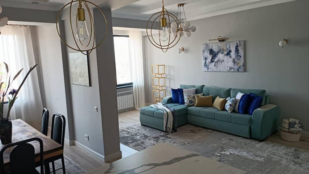 Bird'S Nest - Apartment In Downtown Karakol Ngoại thất bức ảnh